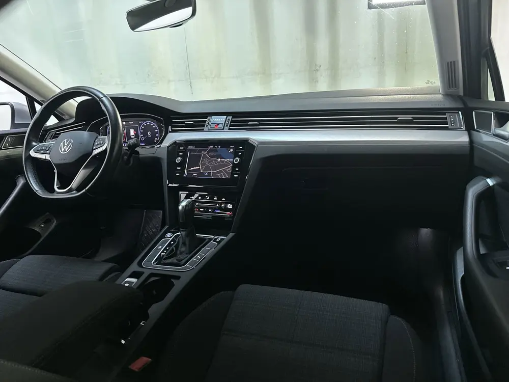 Volkswagen Passat Variant 1.5 TSI 150pk DSG Business Navigat uit 2020, foto 2