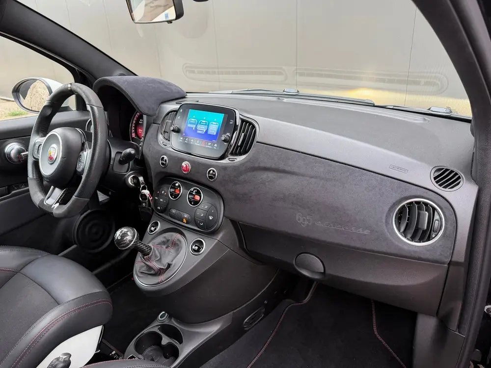 Abarth 695 uit 2021, foto 11