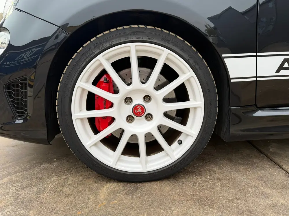 Abarth 695 uit 2021, foto 18