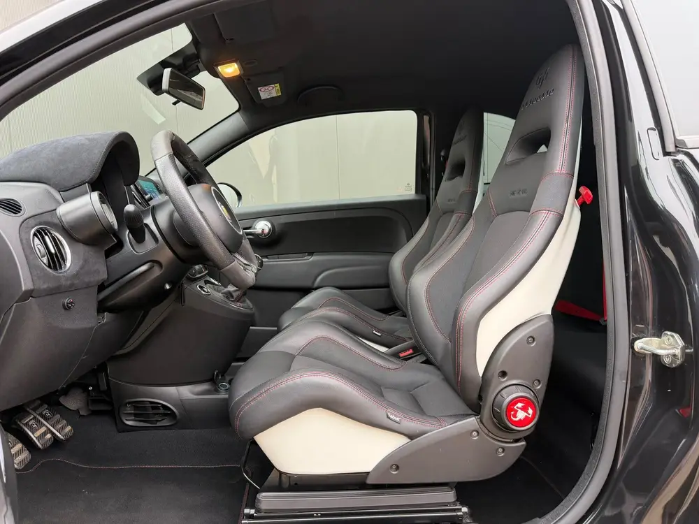 Abarth 695 uit 2021, foto 8