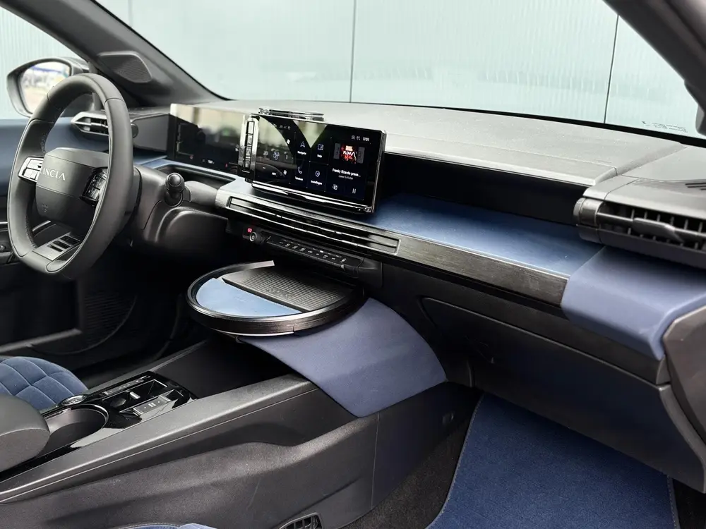 Lancia Ypsilon Edizione Limitata Cassina Navigatie | Apple c uit 2024, foto 17