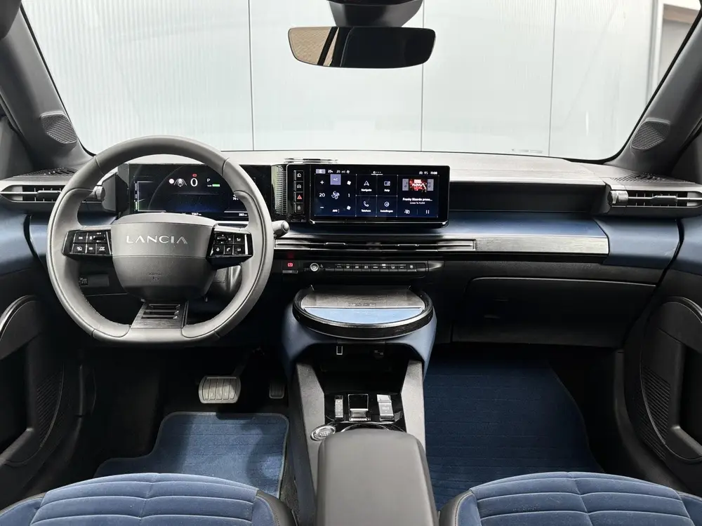 Lancia Ypsilon Edizione Limitata Cassina Navigatie | Apple c uit 2024, foto 4