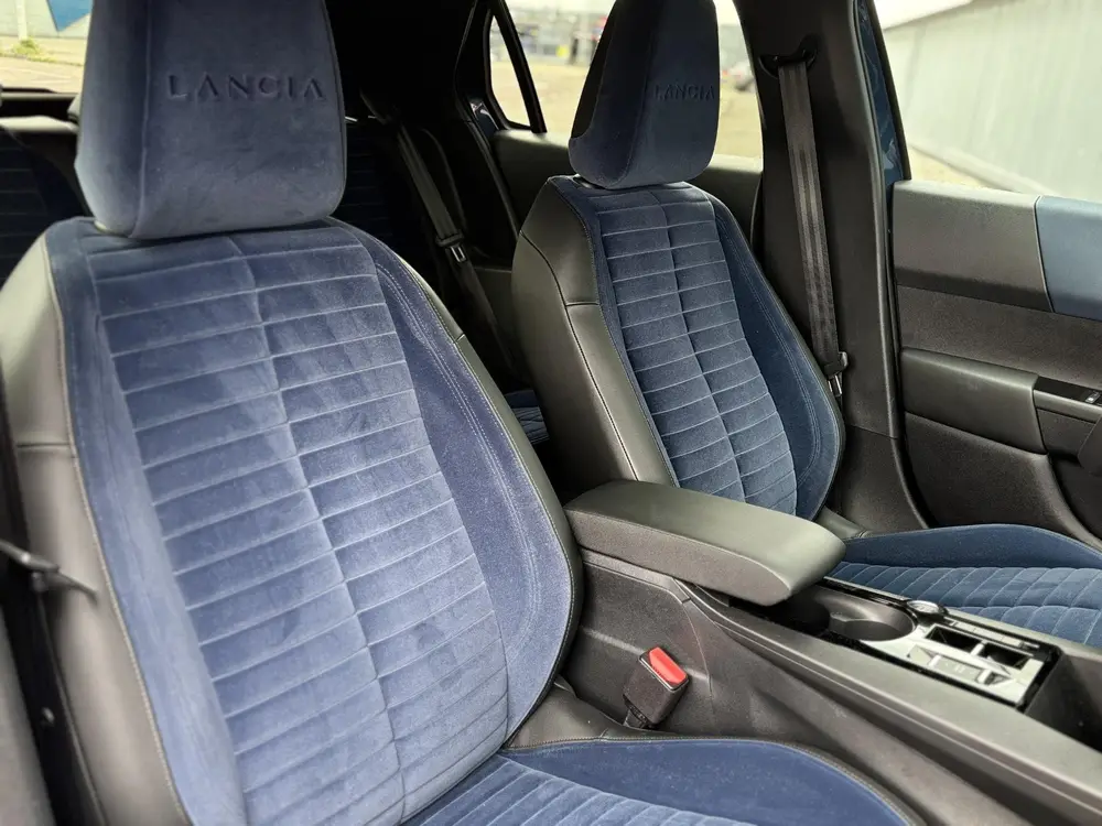 Lancia Ypsilon Edizione Limitata Cassina Navigatie | Apple c uit 2024, foto 7