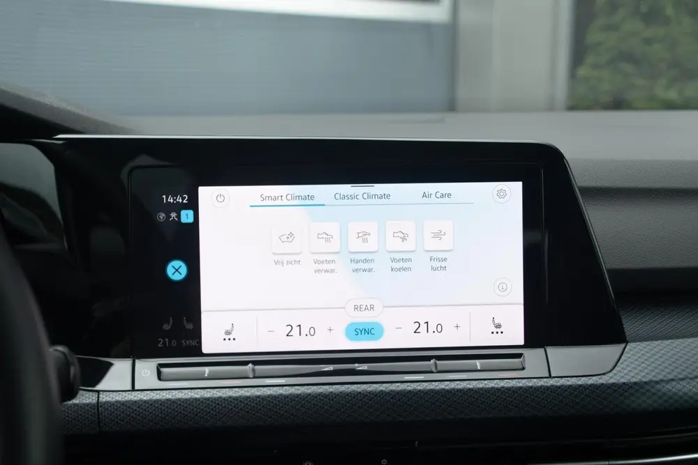 Volkswagen Golf 1.0 eTSI Life|Sfeerverlichting|stuurverwarmd uit 2021, foto 14