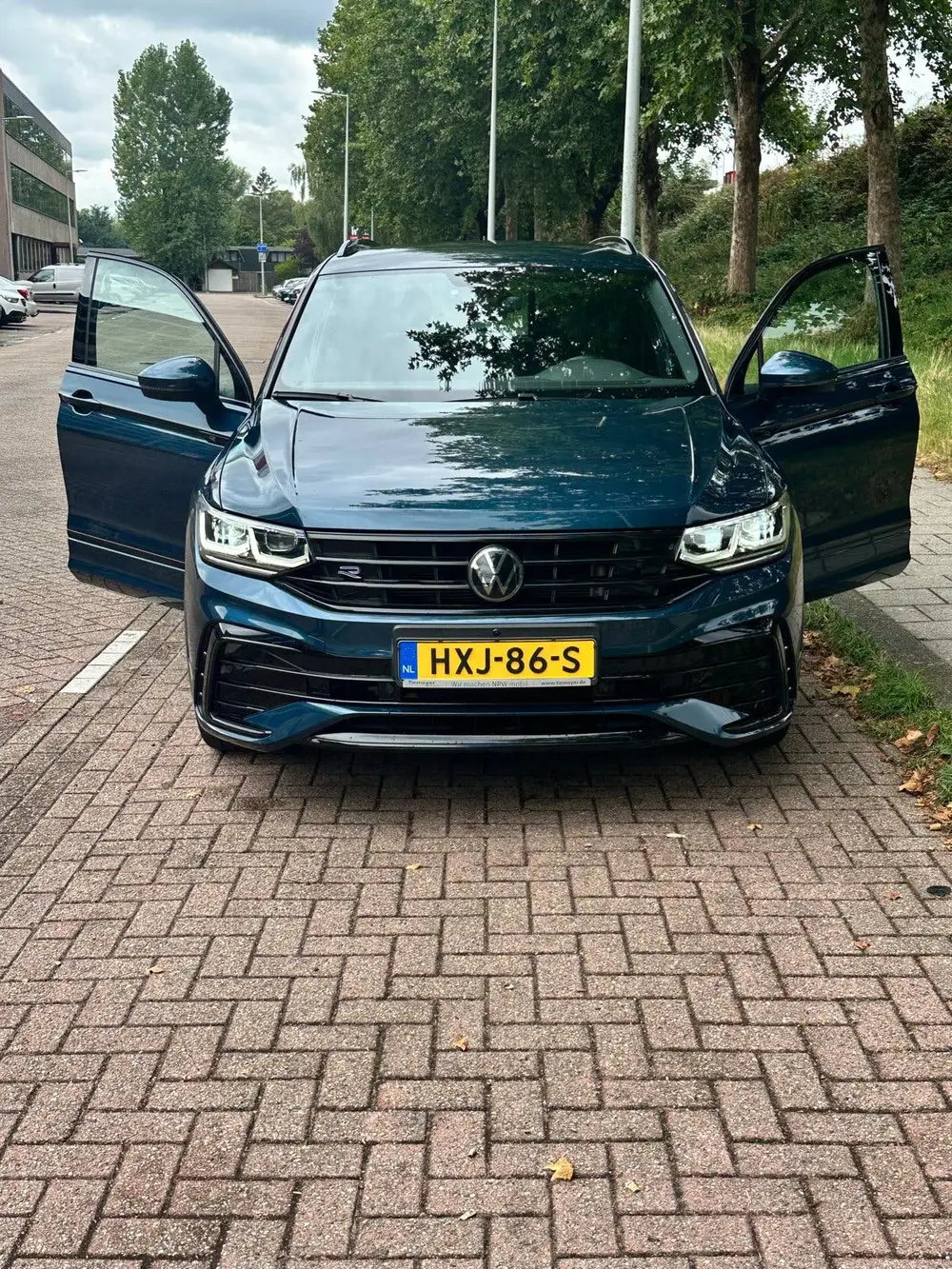 Volkswagen Tiguan VW Tiguan 2.0 TSI 190pk 4 DSG Nightshade Blue Metallic uit 2021, foto 2