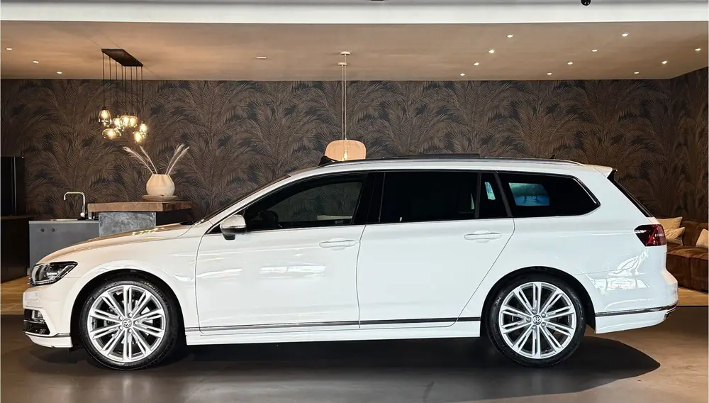 Volkswagen Passat Variant 1.5 TSI R-LINE I PANO I DSG I LEDE uit 2019, foto 2