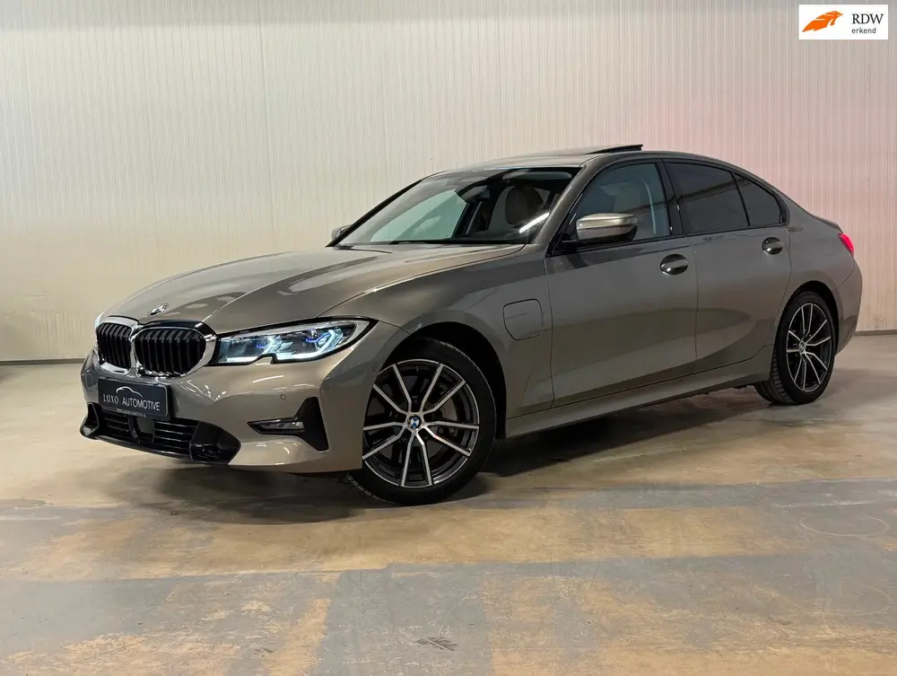 BMW 3-Serie 330e High Executive | M-SPORT | SCHUIF/KANTEL | uit 2019