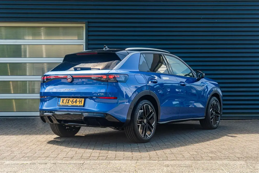 Volkswagen T-Roc 1.5 eTSI 150pk DSG R-Line First Edition | T uit 2026, foto 2
