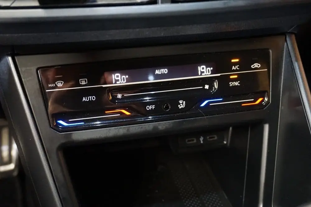 Volkswagen POLO 1.0 TSI R-LINE APPLE CARPLAY CLIMA SFEERVERL uit 2021, foto 12