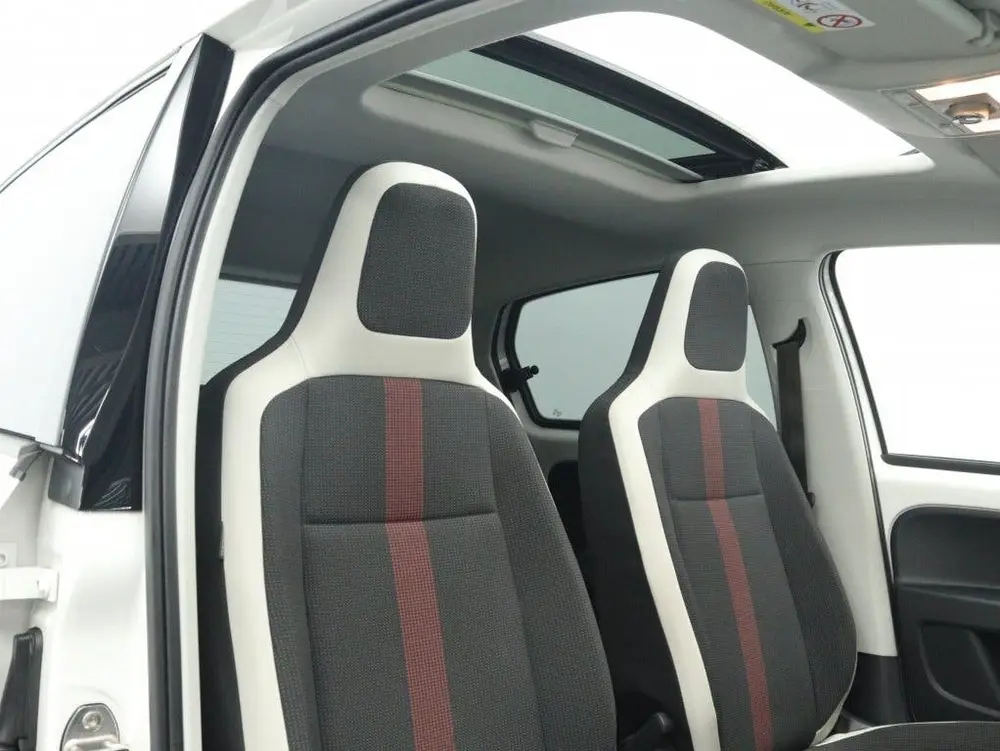 Volkswagen Up! 1.0 BMT high-up! | Panoramadak | Stoelverwarm uit 2019, foto 3