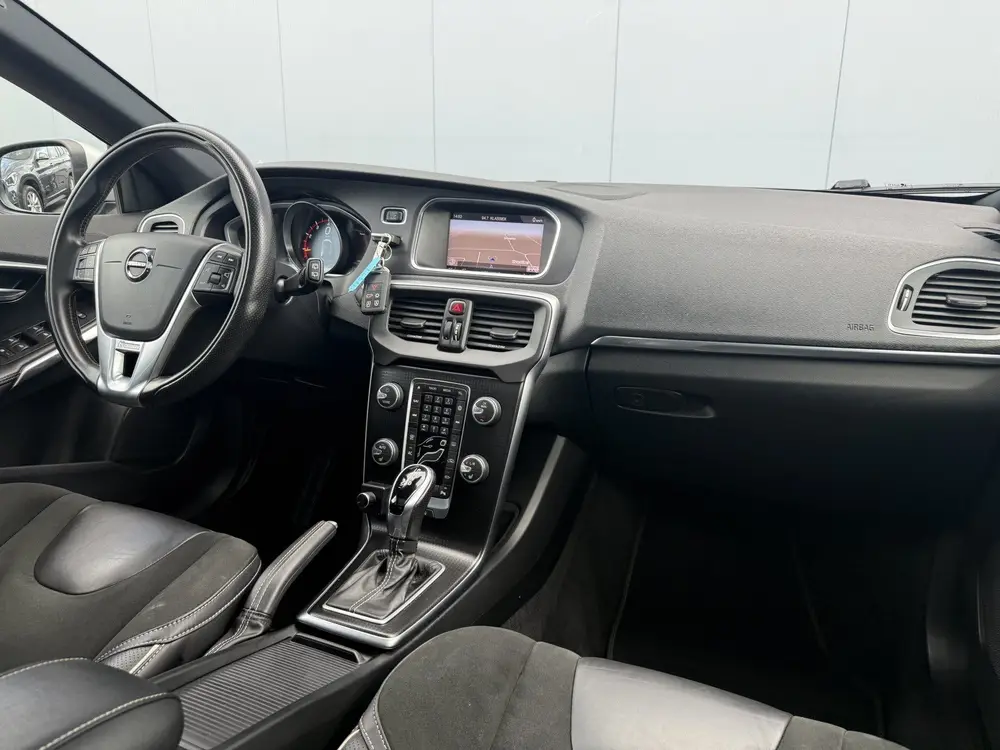 Volvo V40 1.5 T3 Polar+ Sport Automaat R-Design/Pano/Navigat uit 2019, foto 10