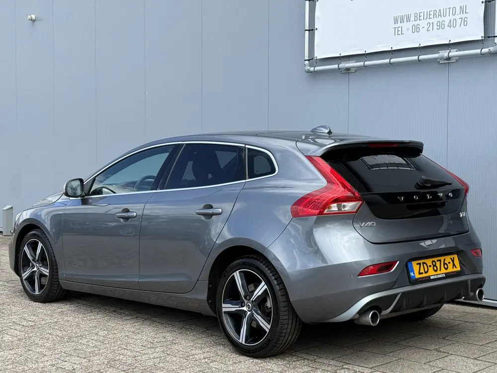 Volvo V40 1.5 T3 Polar+ Sport Automaat R-Design/Pano/Navigat uit 2019, foto 3