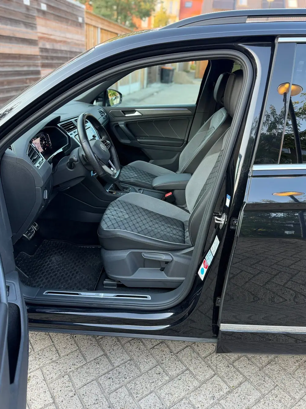 Volkswagen Tiguan 2.0 TDI R-line 150pk DSG 2023 Zwart uit 2023, foto 10