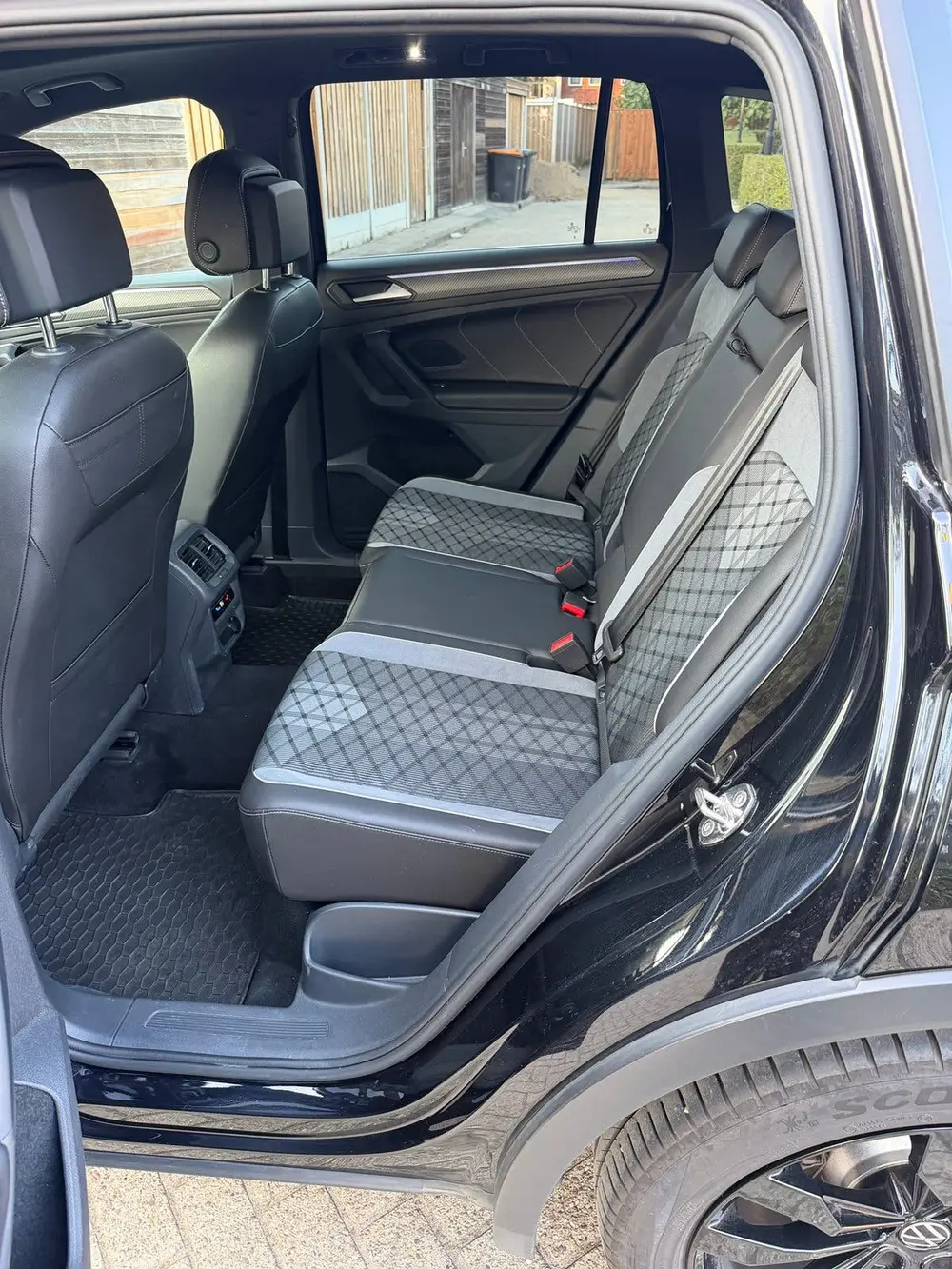 Volkswagen Tiguan 2.0 TDI R-line 150pk DSG 2023 Zwart uit 2023, foto 16