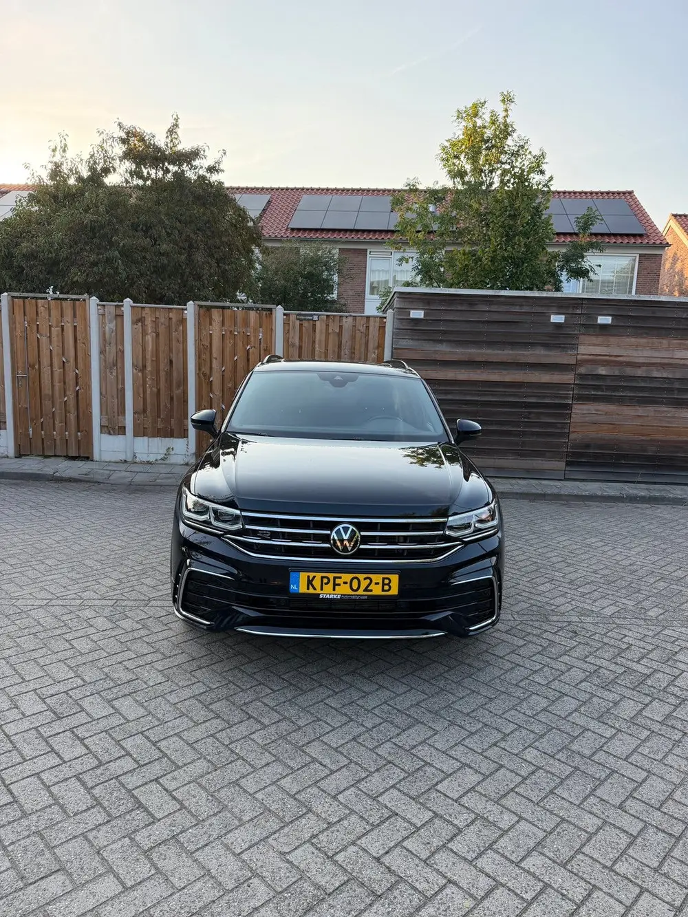 Volkswagen Tiguan 2.0 TDI R-line 150pk DSG 2023 Zwart uit 2023, foto 2