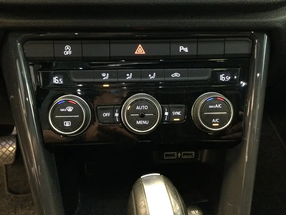 Volkswagen T-Roc 1.5 TSI Sport PDC-CLIMA-CAMERA-PANO-TREKHAA uit 2020, foto 10