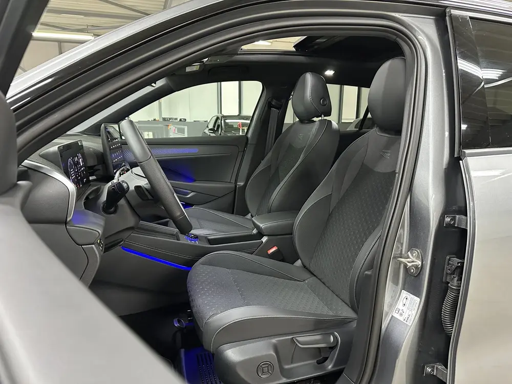 Volkswagen T-Roc 1.5 eTsi R-Line First Edition | Trekhaak | uit 2026, foto 3