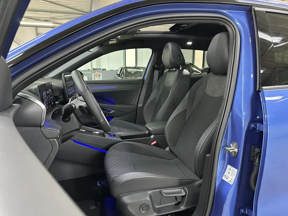Volkswagen T-Roc 1.5 eTsi R-Line First Edition | Trekhaak | uit 2026, foto 3