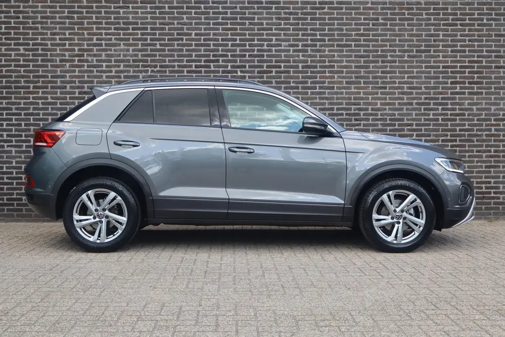 Volkswagen T-Roc 1.0 TSI 110pk Life | Achteruitrijcamera | D uit 2022, foto 3