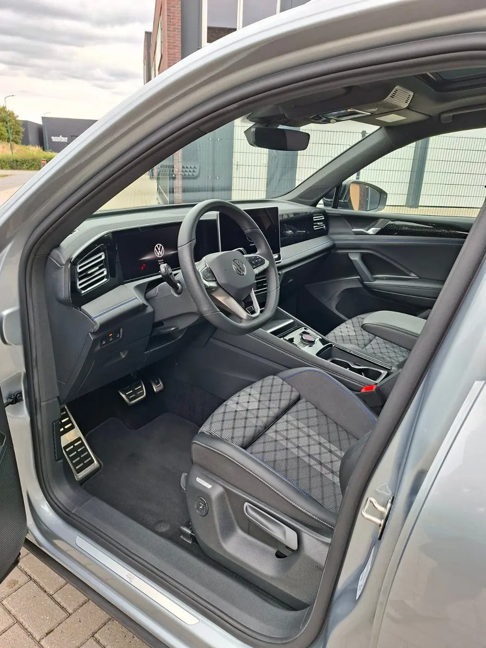 Volkswagen Tiguan 1.5 Etsi R-Line Dsg-7 Pano IQ Trekhaak 36 uit 2025, foto 11