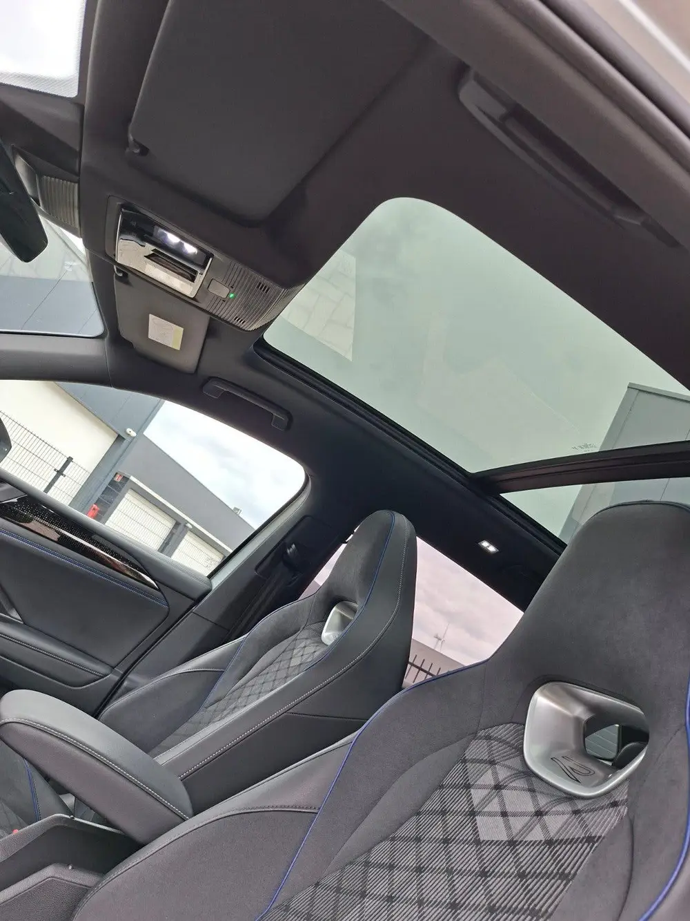 Volkswagen Tiguan 1.5 Etsi R-Line Dsg-7 Pano IQ Trekhaak 36 uit 2025, foto 13