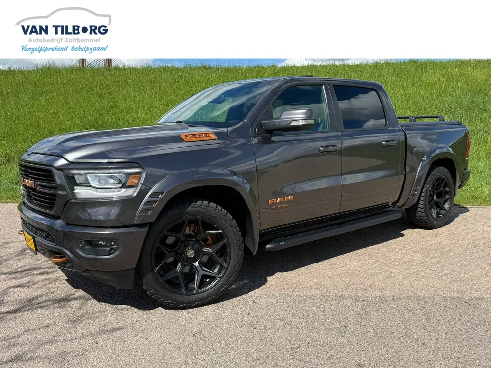 Dodge Ram 1500 5.7 HEMI V8 4x4 Crew Cab Big Horn CUSTOM COPP uit 2019