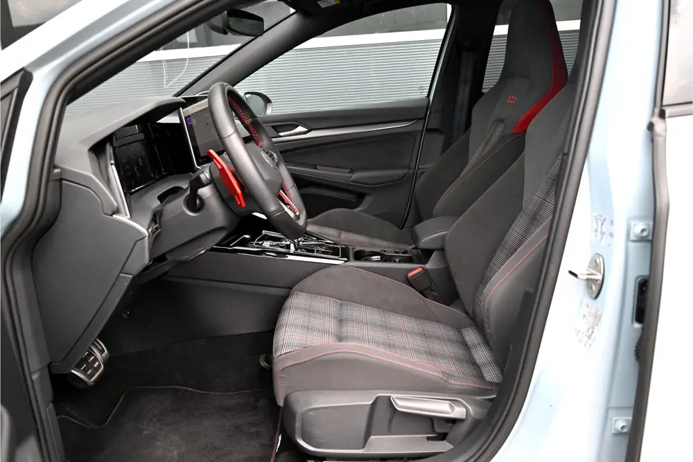 Volkswagen Golf 2.0 TSI GTI 265 PK 8.5 / PANO / CRYSTAL ICE uit 2024, foto 3