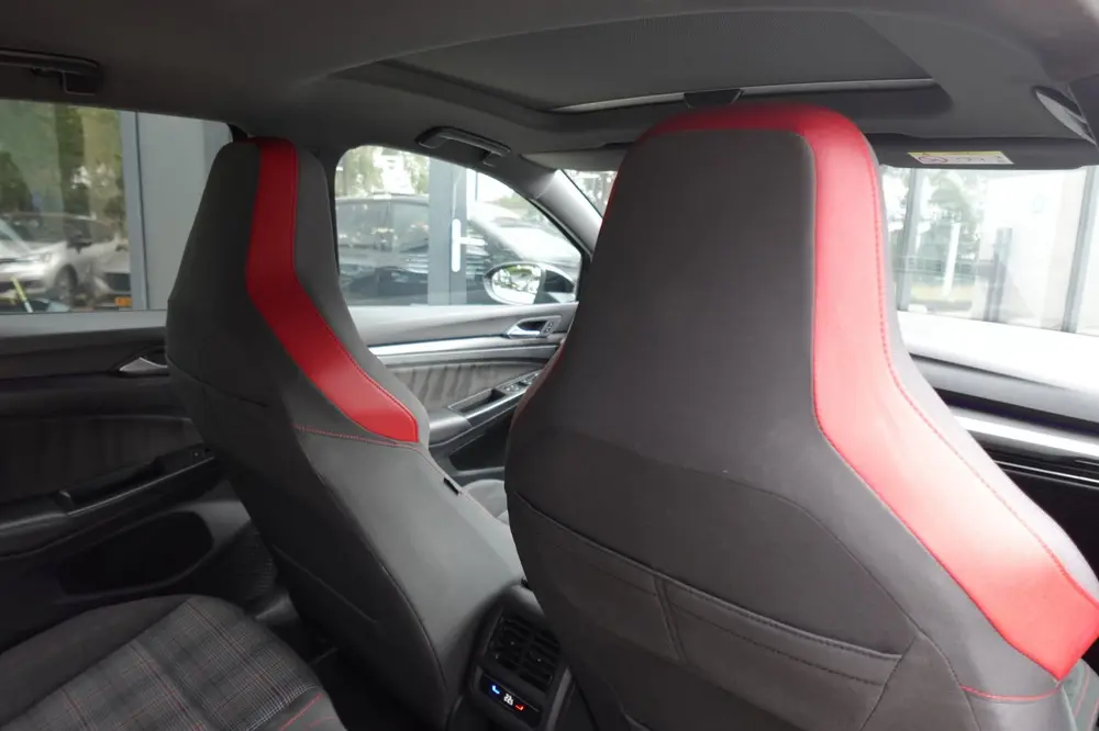 Volkswagen Golf 2.0 TSI GTI PANO CAM KEYLESS VOL uit 2023, foto 11