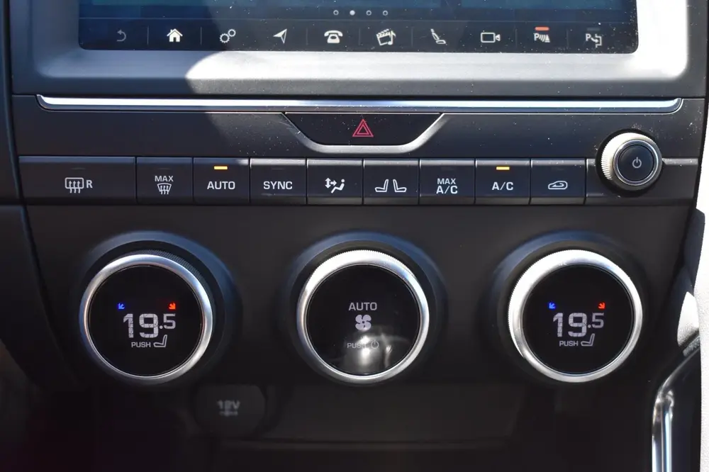 Jaguar E-Pace 2.0 D150 R-Dynamic S '19 Pano Navi Clima Cruis uit 2019, foto 19
