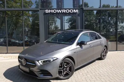 Mercedes-Benz A-Klasse 250 e Business Solution AMG PANO HUD uit 2021