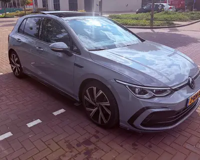 Volkswagen Golf 1.5 Etsi Pano 3x R line 2023 Nardo Grey uit 2023