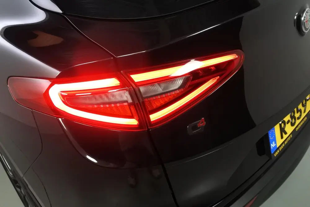 Alfa Romeo Stelvio 2.0T 280pk Q4 AWD Black-Tech uit 2019, foto 13