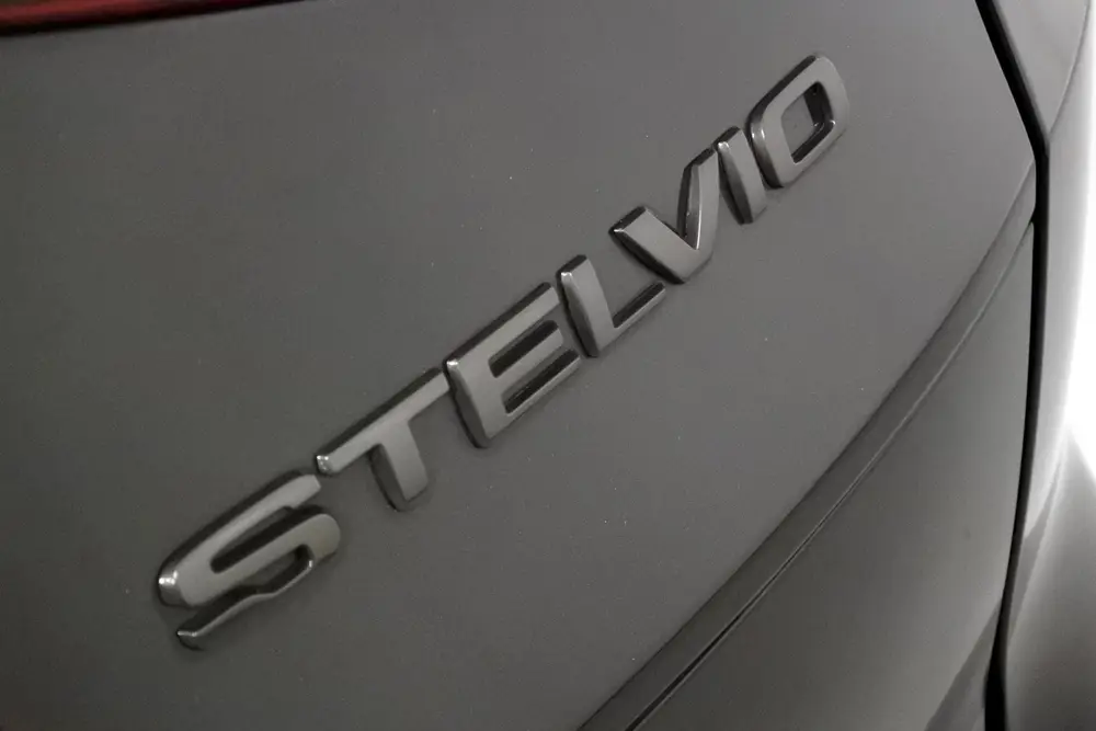 Alfa Romeo Stelvio 2.0T 280pk Q4 AWD Black-Tech uit 2019, foto 9