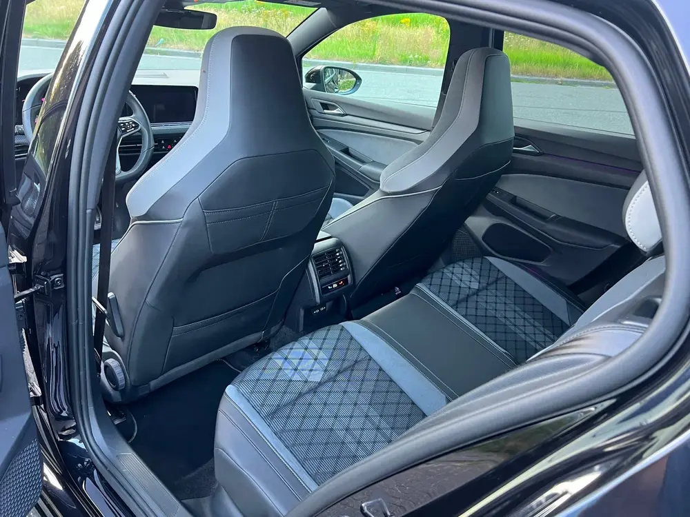 Volkswagen Golf 8 1.5 eTSI R-Line PANO LED DSG-7 BOM VOLL! uit 2024, foto 13