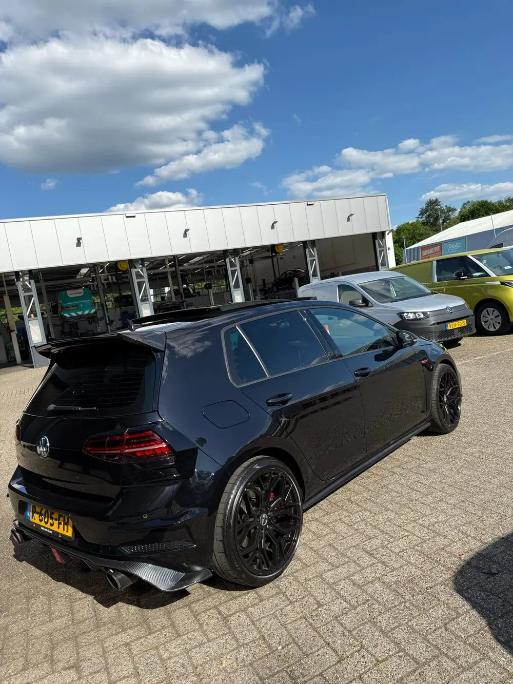 Volkswagen Golf 2.0 TSI 245pk 7-DSG 2020 Zwart uit 2020, foto 3