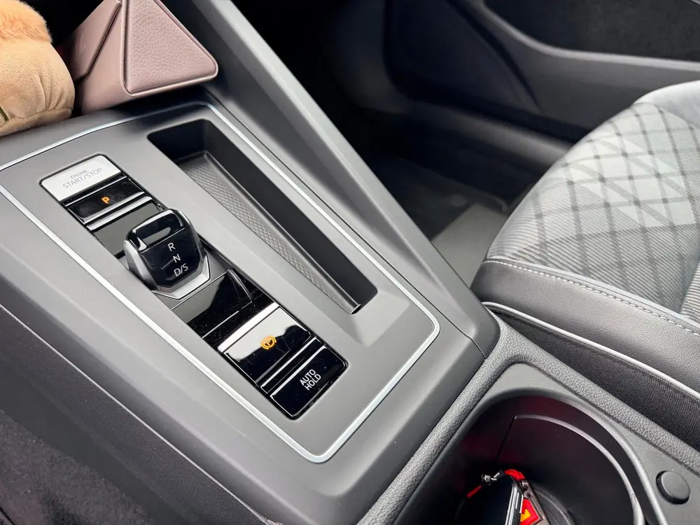 Volkswagen GOLF 1.5 eTSI R-Line 45dkm panorama uit 2022, foto 10