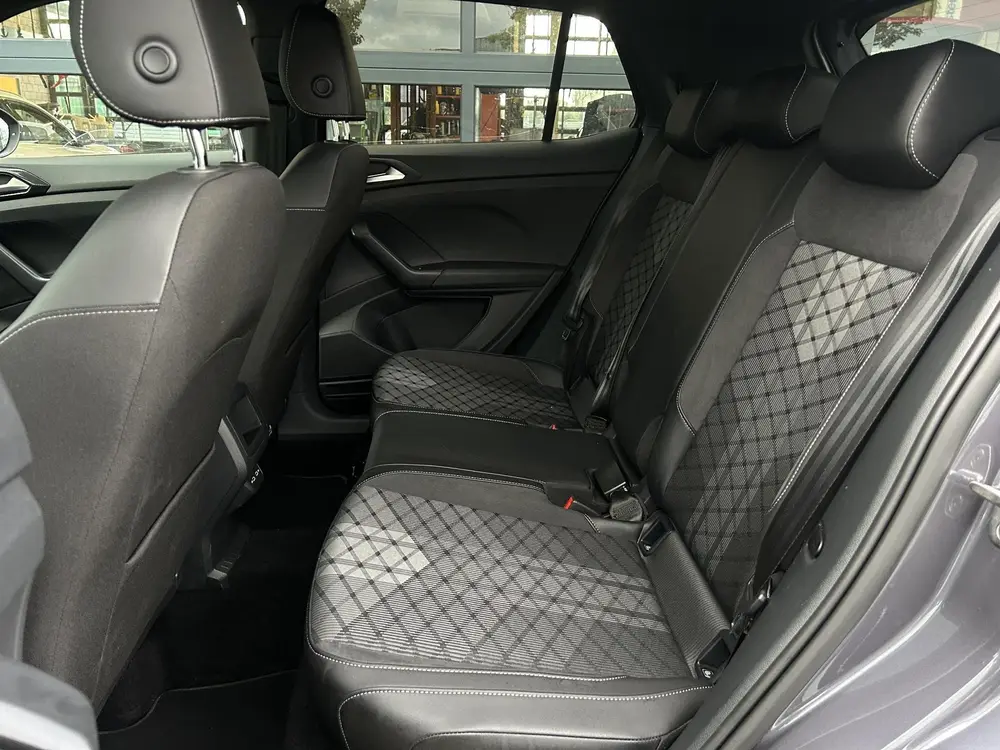 Volkswagen T-Cross 1.0 TSI R-Line Edition | Camera | Climate uit 2025, foto 4