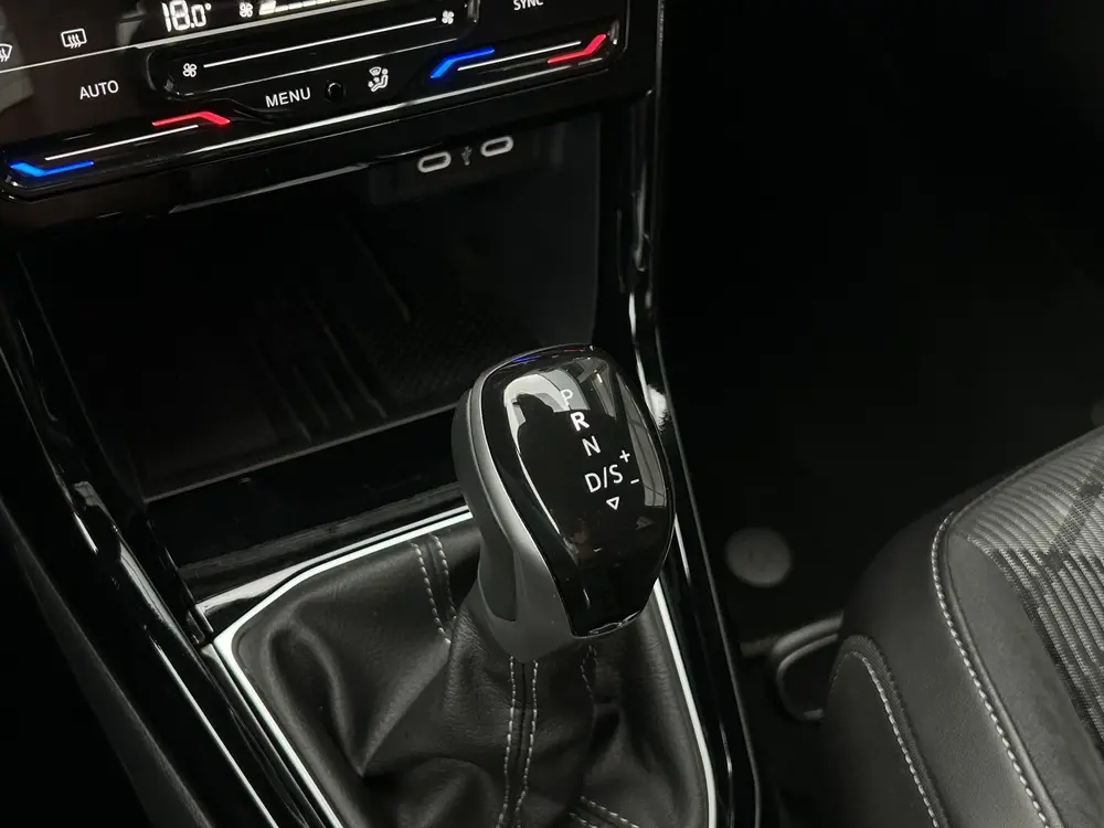 Volkswagen T-Cross 1.0 TSI R-Line Edition | Camera | Climate uit 2025, foto 9