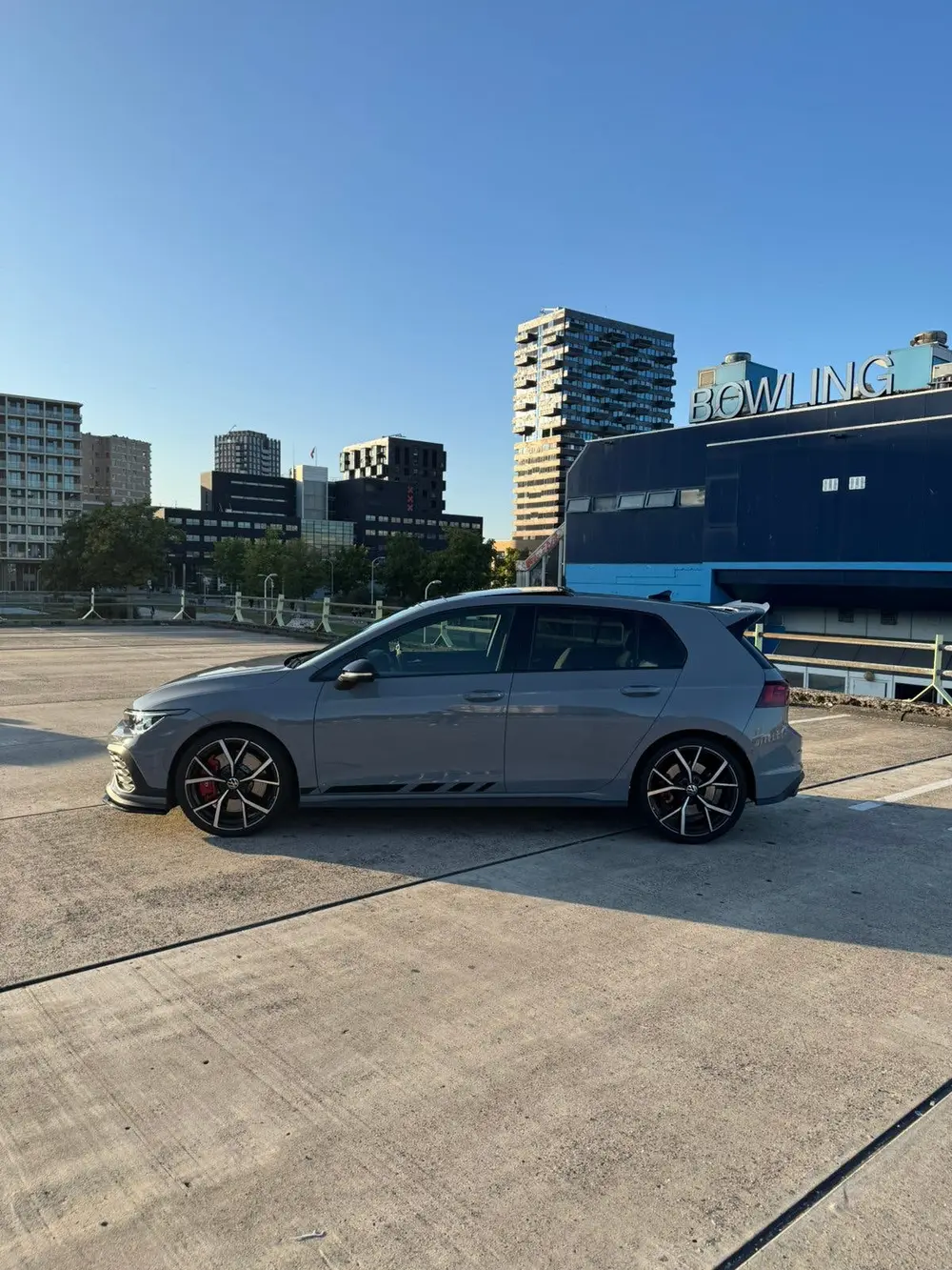 Volkswagen Golf 2.0 TSI OPF 221KW Dsg7 2022 Grijs uit 2022, foto 2