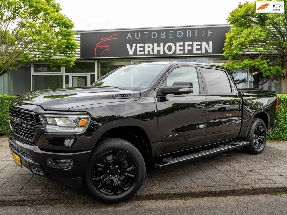 Dodge RAM 1500 5.7 V8 4x4 Crew Cab Big Horn | STUUR & STOELV uit 2019