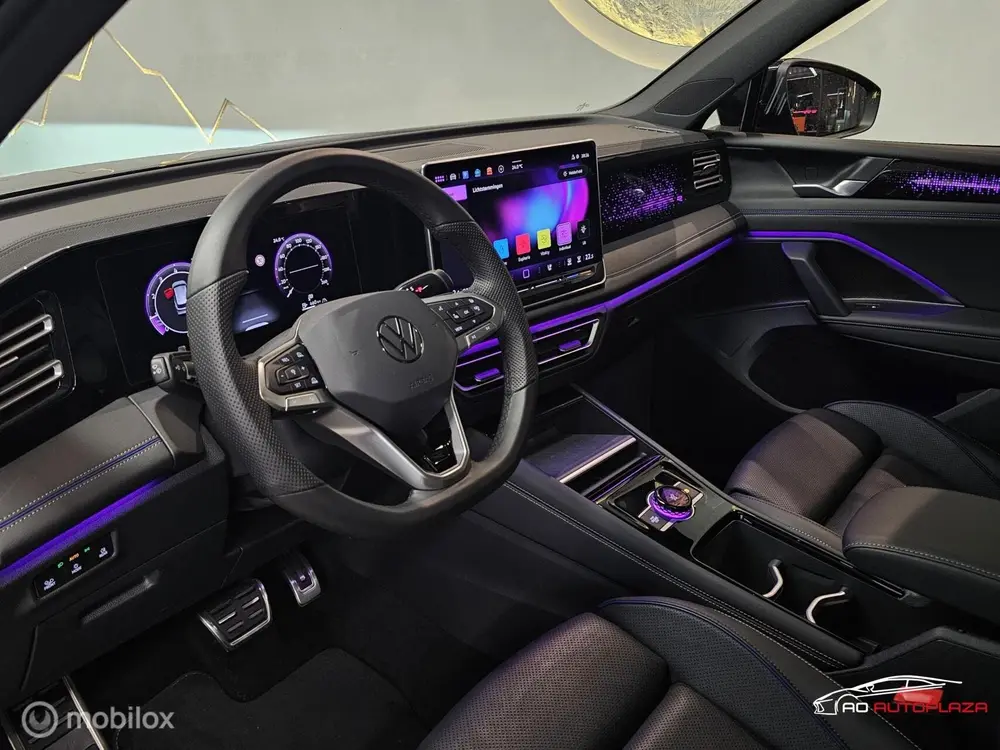 Volkswagen Tiguan 1.5 eTSI R-Line Panorama/Leder/Black Style uit 2024, foto 3