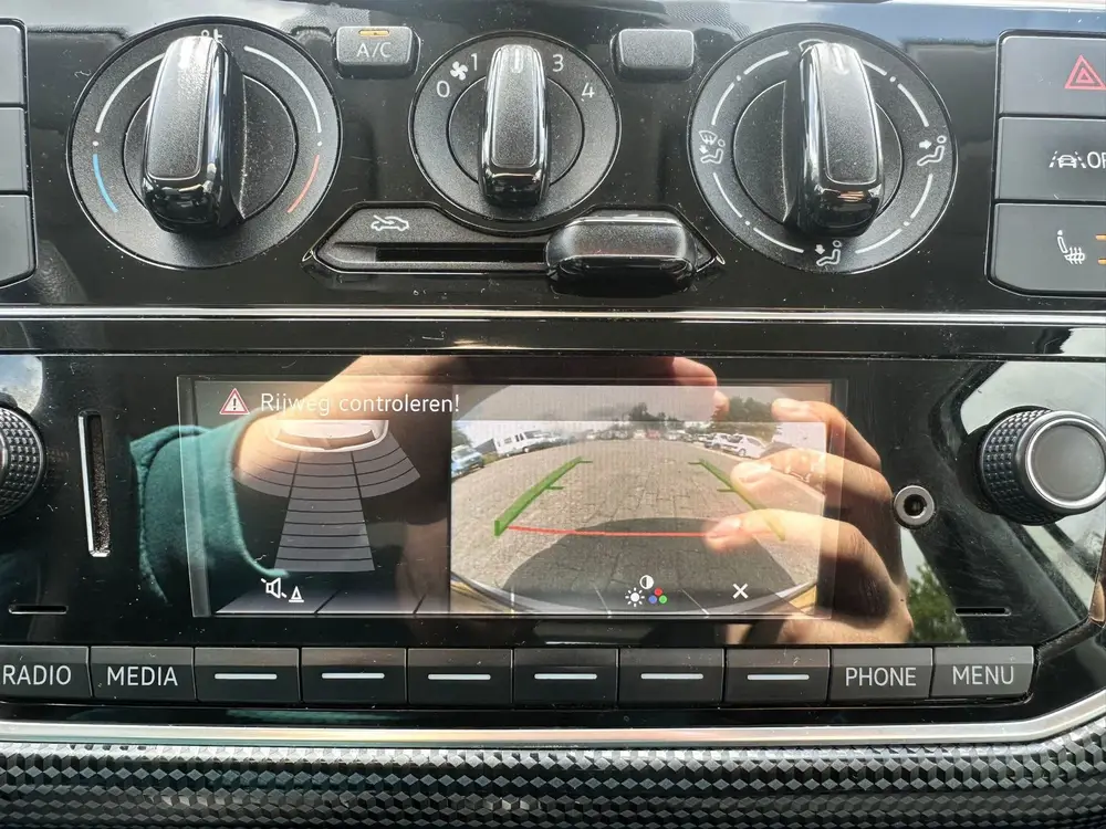 Volkswagen UP! 1.0 / AIRCO / STOELVERWARMING / CAMERA / CRUI uit 2021, foto 17
