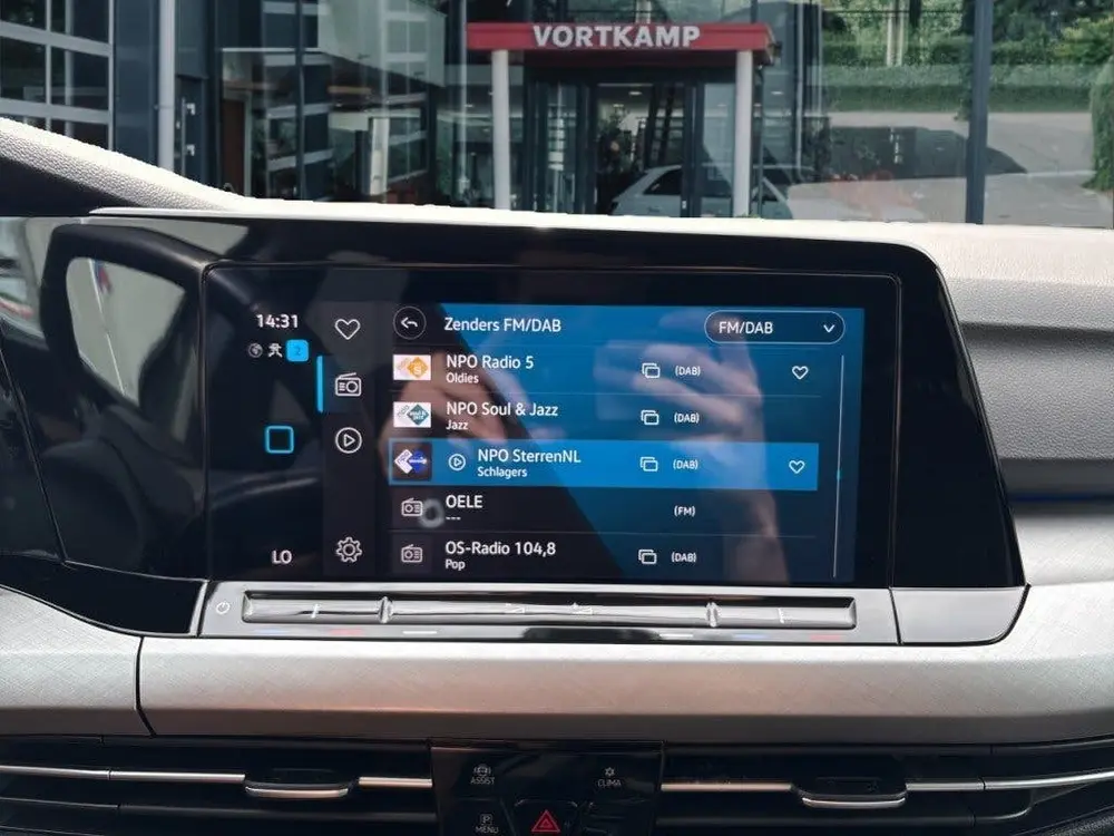 Volkswagen GOLF 1.0 eTSI DSG LIFE TREKHAAK/NAVI/ACC/STOELVER uit 2021, foto 17
