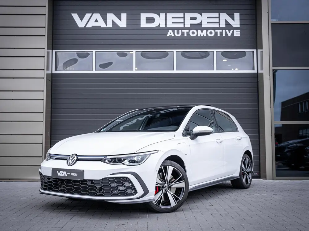 Volkswagen Golf 8 1.4 eHybrid GTE - Pano l Camera l Carplay uit 2021