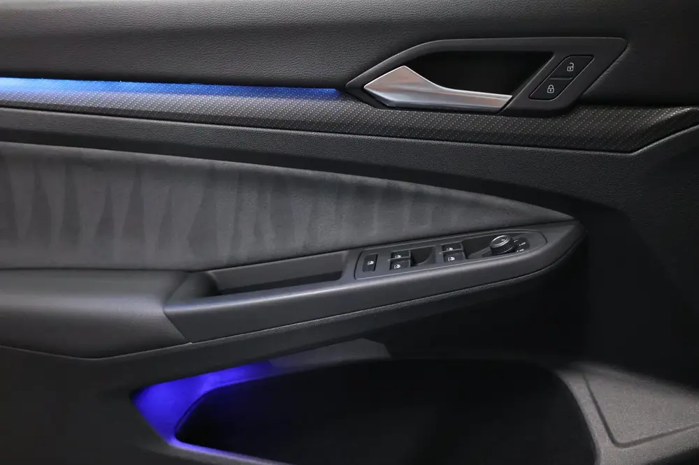 Volkswagen Golf 1.5 eTSI R-Line IQ+LED/VIRTUAL/SFEER/ALCANTA uit 2020, foto 13