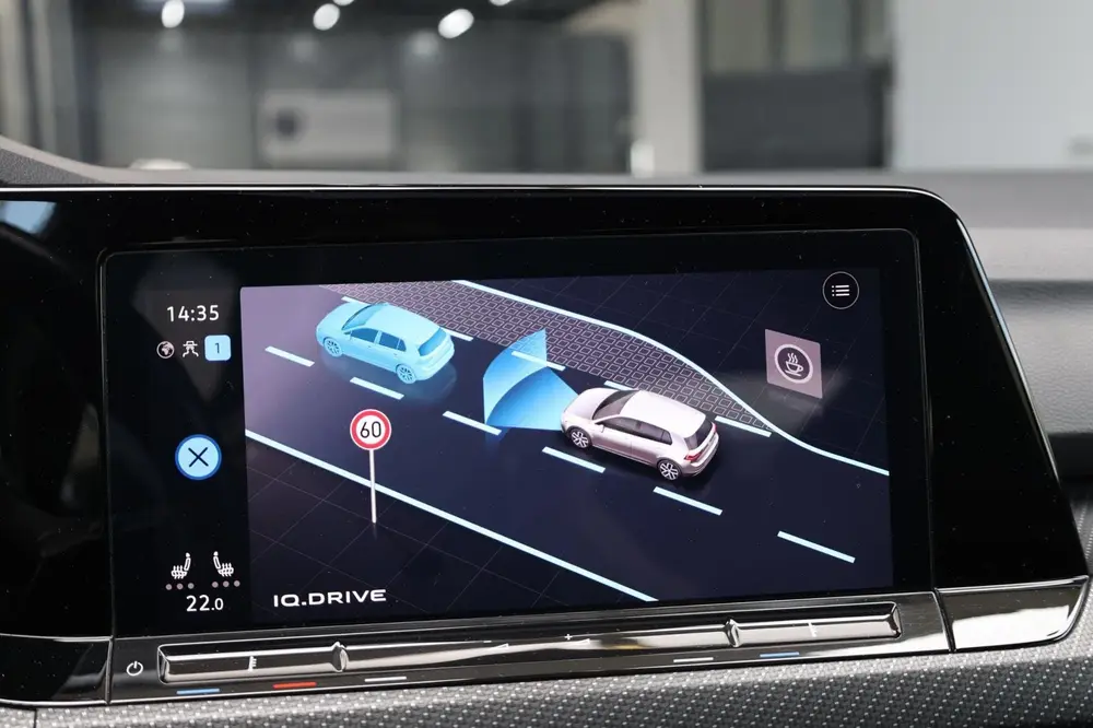 Volkswagen Golf 1.5 eTSI R-Line IQ+LED/VIRTUAL/SFEER/ALCANTA uit 2020, foto 19