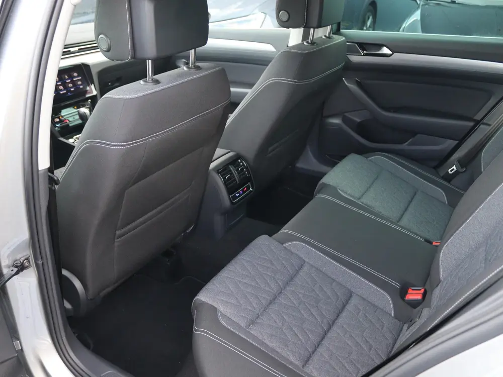 Volkswagen Passat Variant 2.0 TDI 150 pk DSG Business | Navi uit 2023, foto 19
