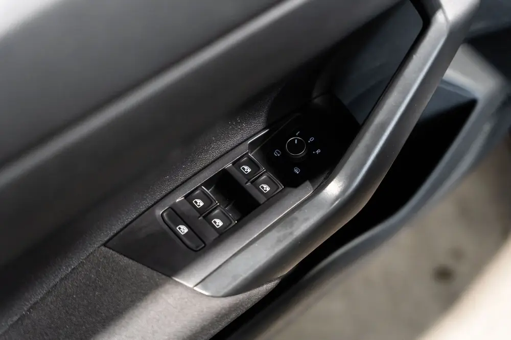 Volkswagen Taigo 1.5 TSI R-Line DSG PANO IQ CAMARA uit 2023, foto 19