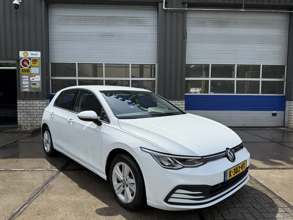 Volkswagen Golf 1.0 eTSI Life (bj 2020, automaat) uit 2020