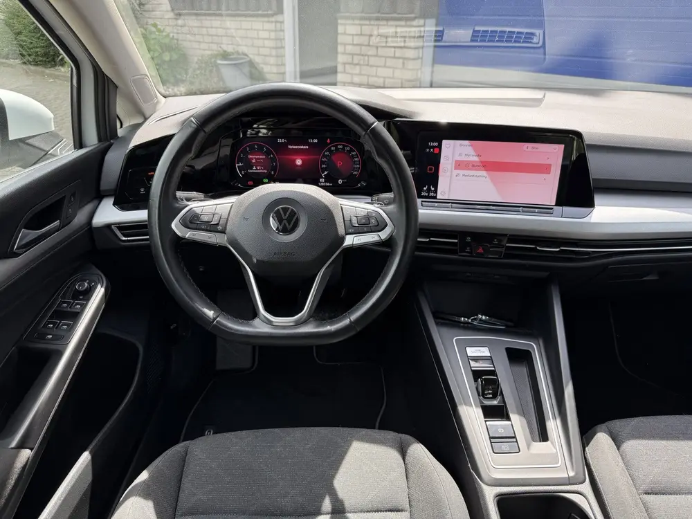 Volkswagen Golf 1.0 eTSI Life (bj 2020, automaat) uit 2020, foto 2